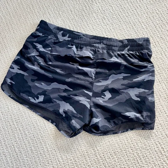 Women’s Black Camo Athleta Mesh Racer Run 4 Shorts - Large - Picture 3 of 7